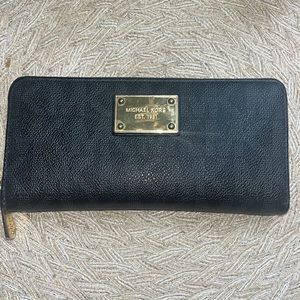EUC- Michael Kors Wallet (Black)